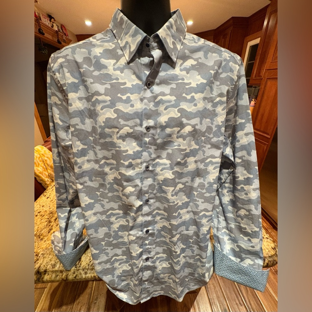 Robert Graham Gray Camouflage Button-Down‎ Shirt. Sharp contrast cuffs. Large